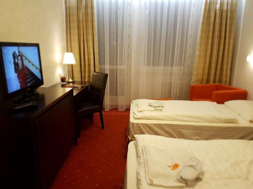 Hotel Nivy บราติสลาวา ภายนอก รูปภาพ
