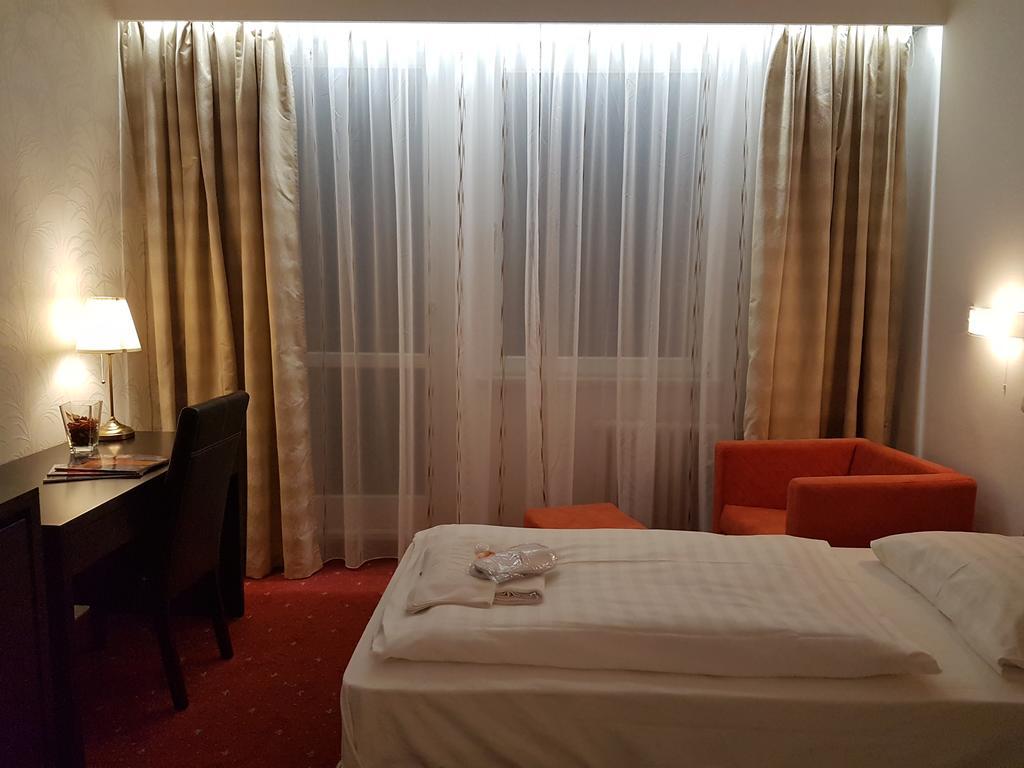 Hotel Nivy บราติสลาวา ภายนอก รูปภาพ